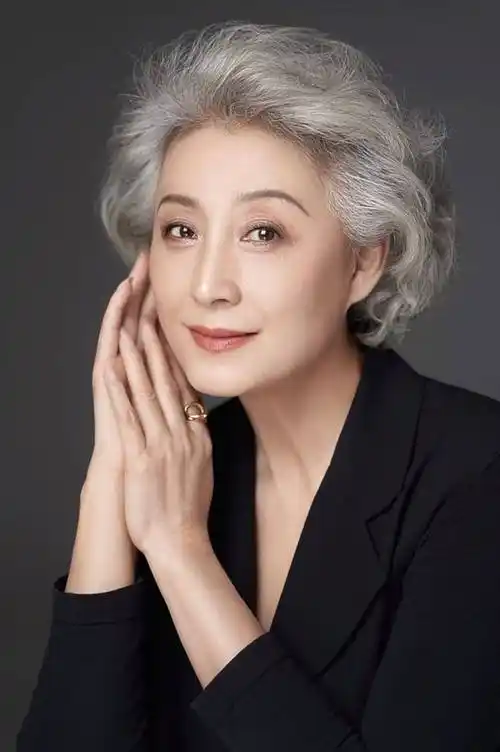 这是我见过最体面的65岁奶奶:白发微卷,仪态端庄,真正优雅老去_气质