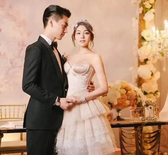 陈晓陈妍希再拍婚纱照,当年的婚纱照曾被吐槽"水桶腰"