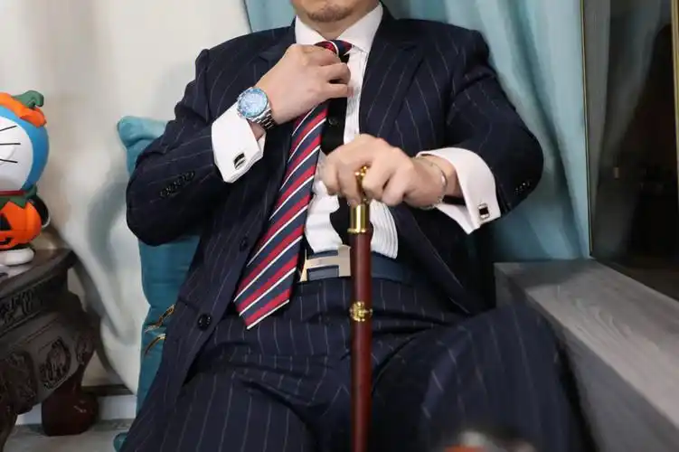 西装革履容光焕发