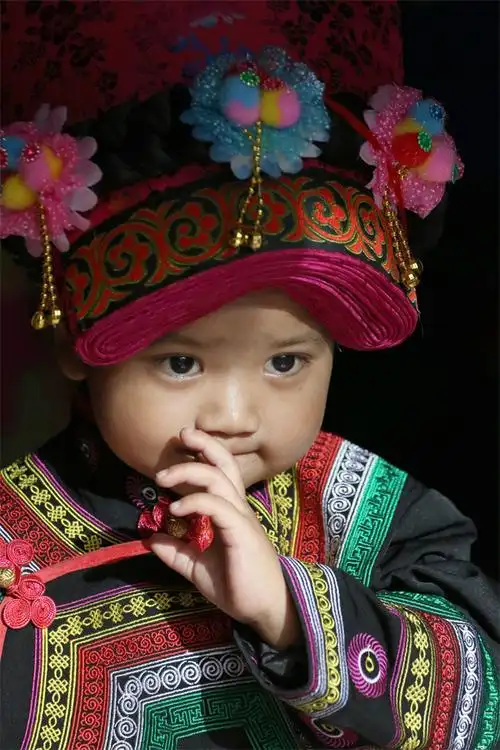 幸福的彝族儿童