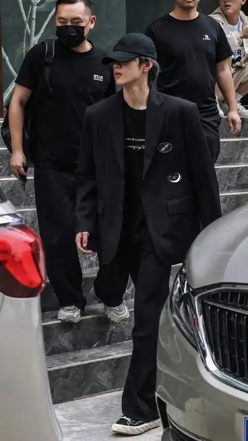 刘耀文穿西装帆布鞋,踩我心坎上了,肩宽腿长衣架子……|刘耀文|帆布鞋