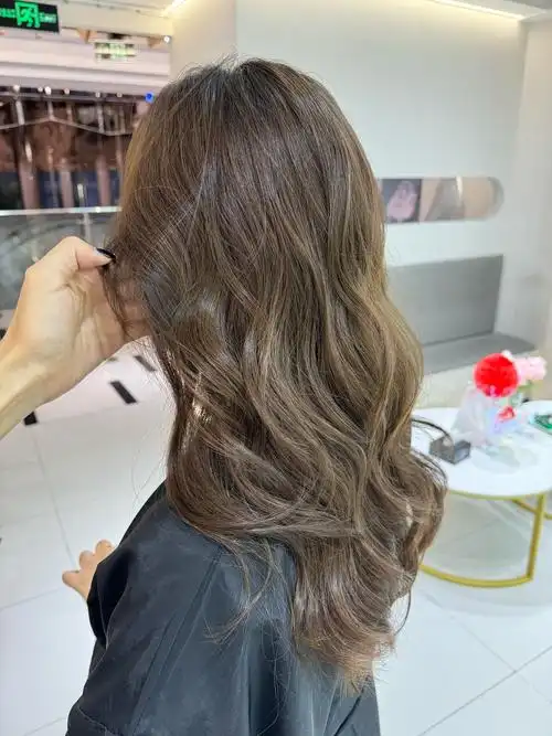 棕栗色的头发宛如醇厚的热可可,散发着温暖而迷人的气息