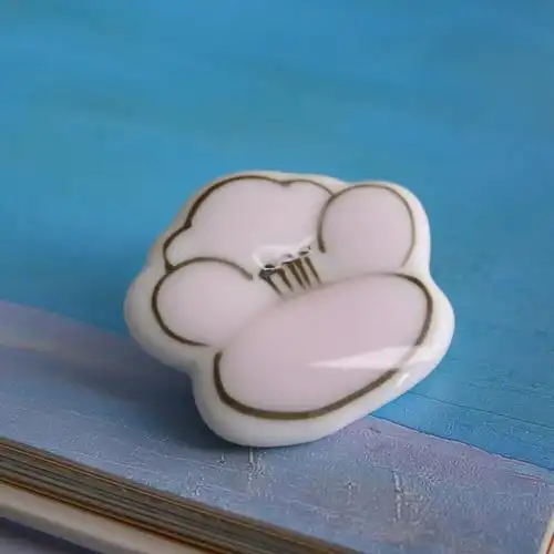 景德镇陶瓷饰品彩绘桃花朵朵胸针 纯手工特色特色陶瓷礼品批发