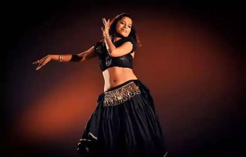 离不开眼的光芒将照射整个现场碰撞出星辉闪耀当机械舞遇上镜面人一场