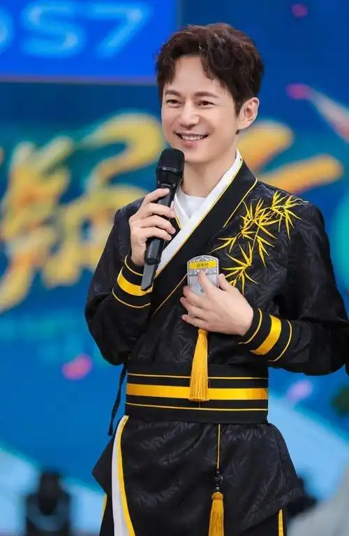 一场生日娱乐圈的人走茶凉在49岁的何炅身上体现得淋漓尽致