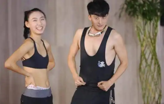 李菲儿梁译木水中嬉戏孙艺洲池边露肉