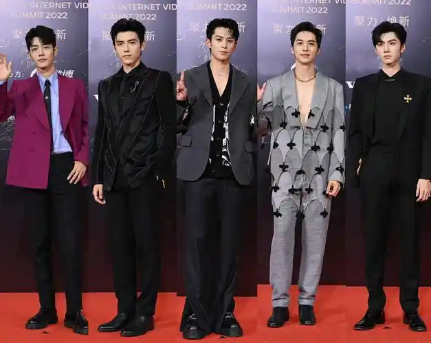 微博盛典名场面不断,赵丽颖张若昀拿奖,陈飞宇王鹤棣同框撒糖,肖战