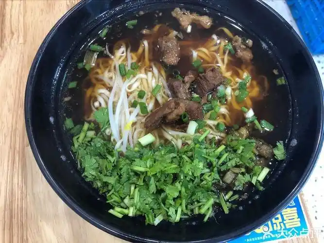 推荐菜:五马四顾桥九块九牛肉面(下吕浦店)位于温州市下吕浦大鹏1幢