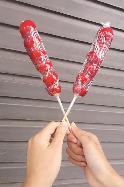 她知道我爱吃冰糖葫芦,因为不同学校,几个星期见一次面.