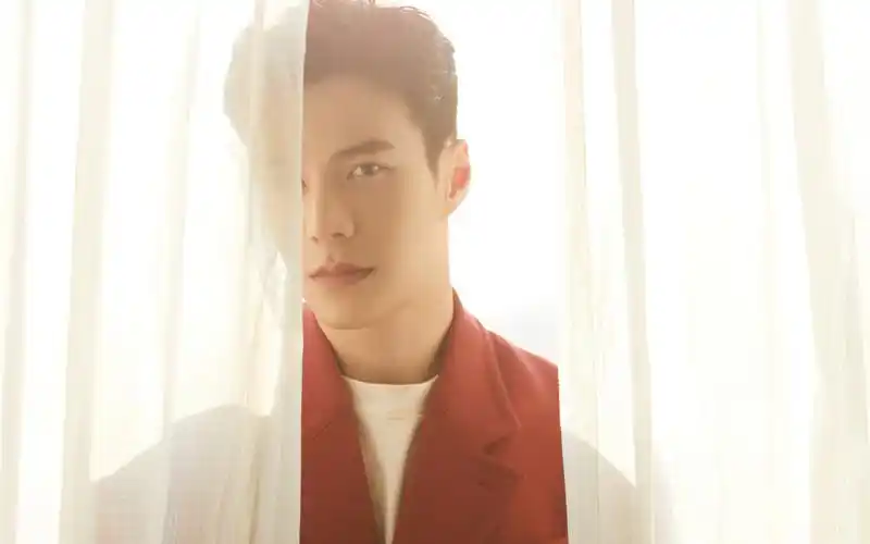 王冠逸红色西服帅气图片桌面壁纸