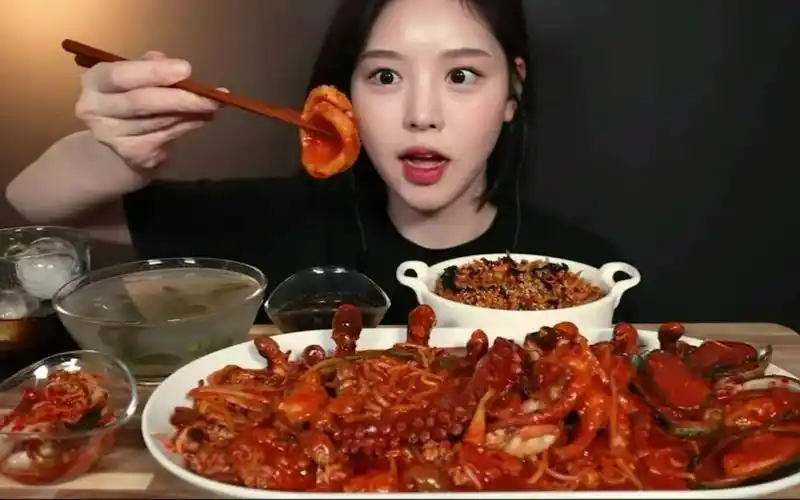 【大嘴美女boki】韩式辣酱煮海鲜,八爪鱼 小墨鱼 鲍鱼,豆芽好爽脆,无