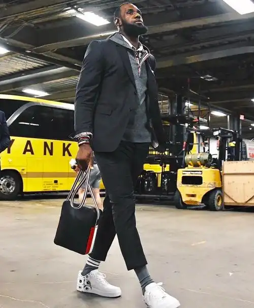 詹姆斯西服壁纸(始于球技忠于人品的詹姆斯,其实他的衣品一样出色)