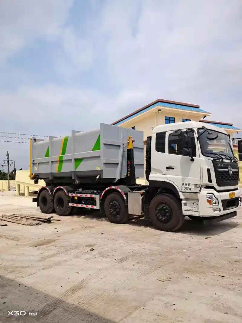 天龙大型勾臂垃圾车多少钱,18方移动站配套车型,厂家新工艺