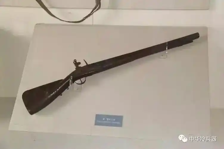 其实,那时清军还没有这么好的武器,他们使用的还是"鸟枪".