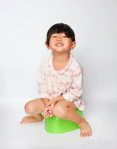 小女孩坐在白色背景上厕所如厕训练