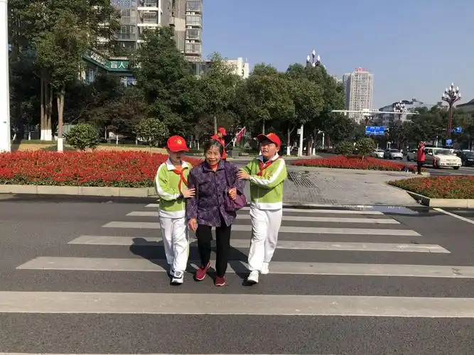 扶老奶奶过马路