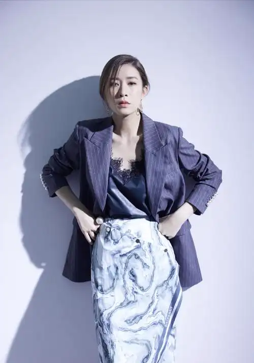 佘诗曼半露肩条纹衫配红裤子像少女撞色搭配太减龄了