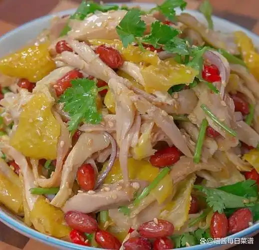 手撕鸡是一道比较简单的菜品,口感鲜美,营养丰富.