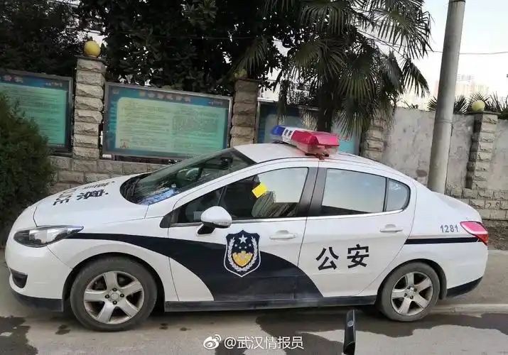 警车被贴条了