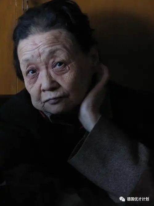 这个众叛亲离,争议无数的中国裹脚老太太,风烛残年只能流亡海外,可她