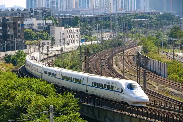 重联crh2a动车组驶上大桥