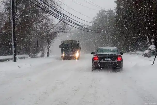 出行前查看天气预报和路况信息,了解雪天的影响和可能出现的危险.