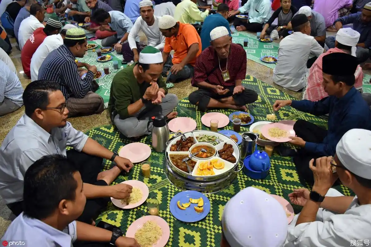 世界各地穆斯林迎斋月 聚集祷告集体用餐场面壮观