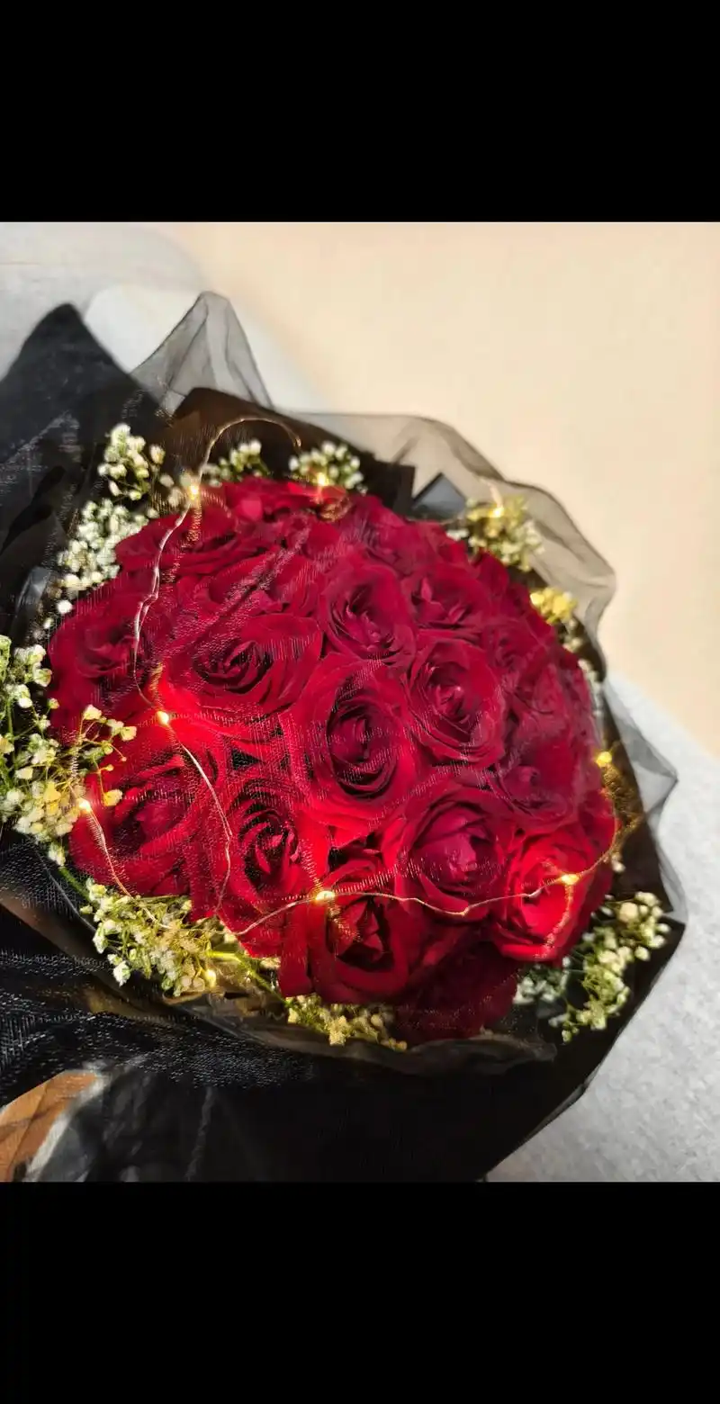 一束花的仪式感 #结婚纪念日 #有幸被爱 #红玫瑰花束