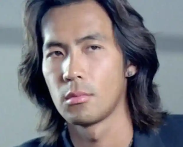 一定是《97战无不胜》,他在里面扮演嚣张跋扈的恐龙哥,与张耀扬