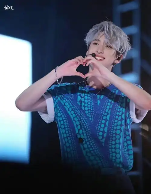 严浩翔全员加速中录制路透##严浩翔全员加速中发带造型