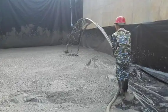 p>泡沫水泥轻质土,是通过气泡机的发泡系统将发泡剂用机械方式充分