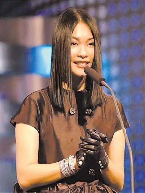 她凭一首歌与王菲齐名,却被俩男人折磨成精神病,如今50岁无人识