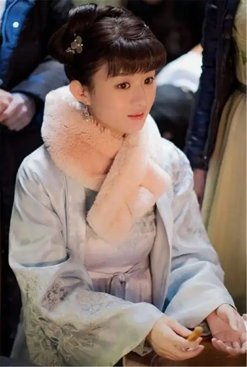 张含韵在《知否知否》中演赵丽颖妹妹,俩姐妹都是圆脸大眼可爱系