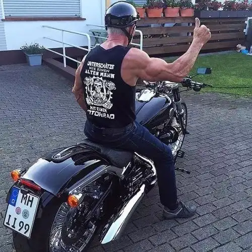 73岁高龄肌肉爷爷爱健身更爱骑哈雷这大概是男人都梦想的样子