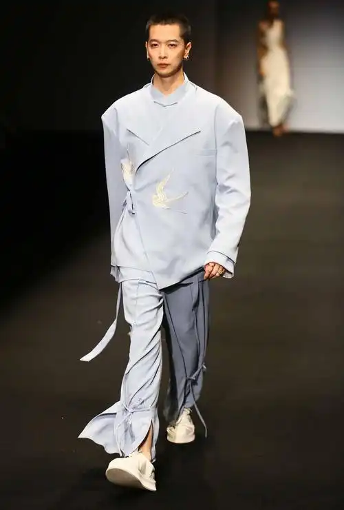 设计师张彦携新作亮相2022春夏系列中国国际时装周|张彦|中国国际时装