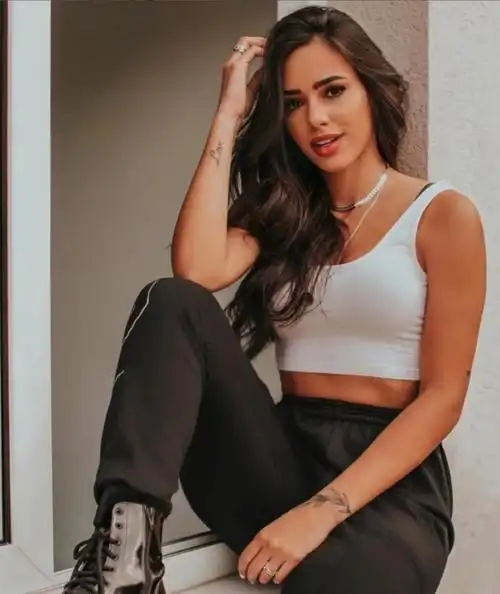 内马尔现任女友布鲁娜·比安卡迪风姿绰约