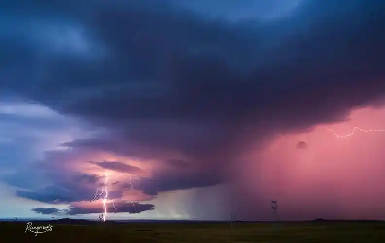 小时候经历暴风雨天气,感受最深的是天空要被一团乌云笼罩,然后