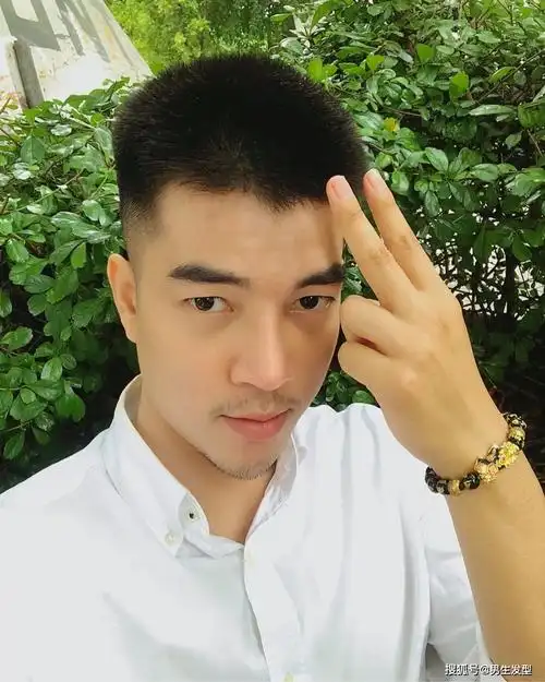 40几岁男士适合剪什么发型?试试这4款露额造型,硬朗轻熟帅气