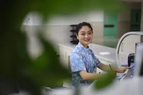 花▲淡蓝色话不多说,先上美图秀一秀轻盈而美丽上下分身的护士服换成