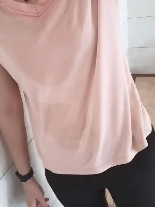 穿妈妈的短袖衣服全湿完,脸上就像刚洗完脸一样.