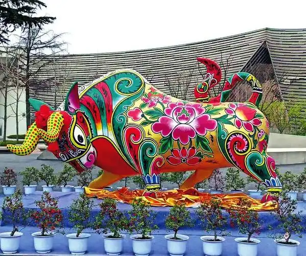 市民惊喜地发现,在宝鸡文化艺术中心广场,立起一头可爱的彩色雕塑牛