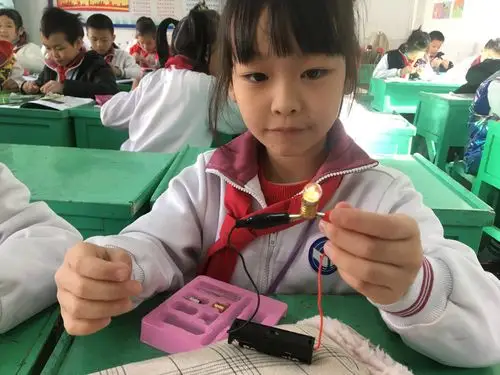 fd科创小实验-《点亮小灯泡》