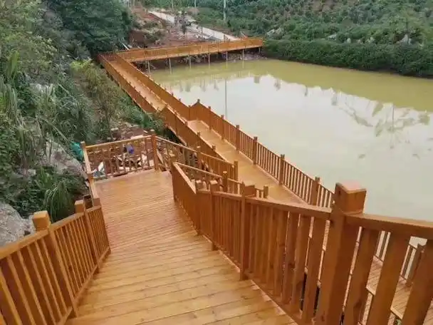 防腐木栈道作为一种重要的户外建筑工程,被广泛应用于旅游景区,自然