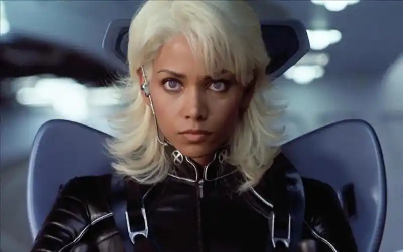 第一代哈莉·贝瑞饰演的暴风女,更加有魅力,更有feel