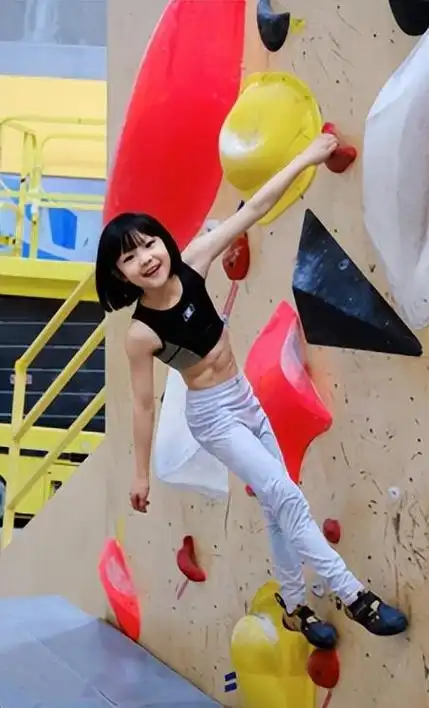 我8岁女孩,带41岁妈妈练攀岩,成为同款马甲线的闺蜜,不怕苦