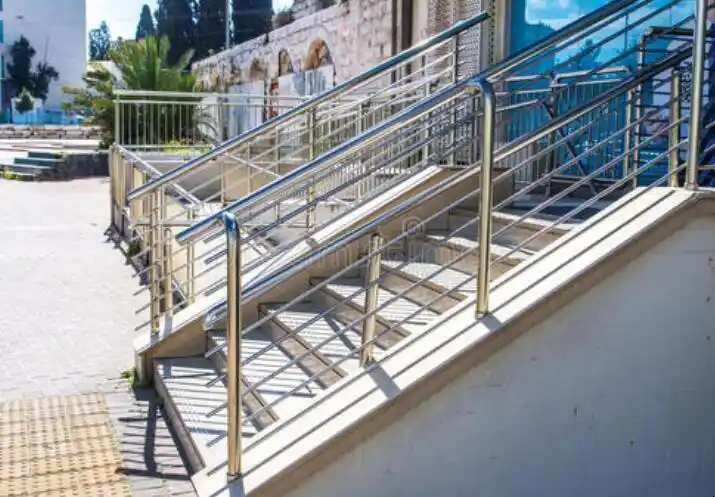 1在擦洗不锈钢楼梯扶手时.