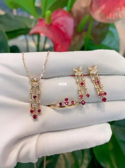 18k金红宝石套装