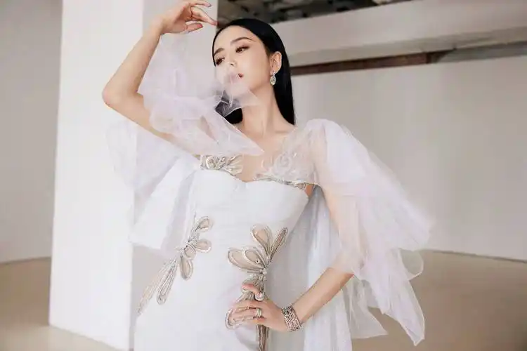 佟丽娅白色连衣裙礼服优雅写真