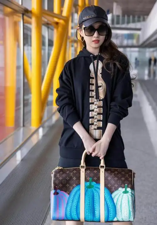 机场穿搭要以舒适简约为主,刘亦菲的造型无论是选款还是配色都是如此