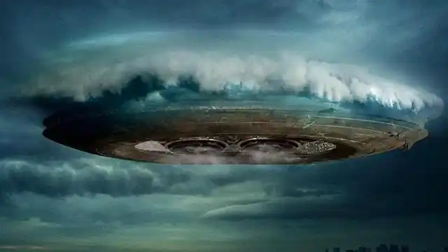 连路人都相信!巨型外星人ufo竟然悬浮在空中侦察什么!